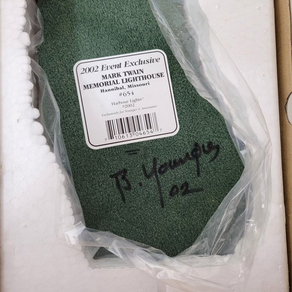 Harbour Lights Mark Twain Memorial Lighthouse Hannibal, Missouri #654, 2002 - Picture 9 of 12